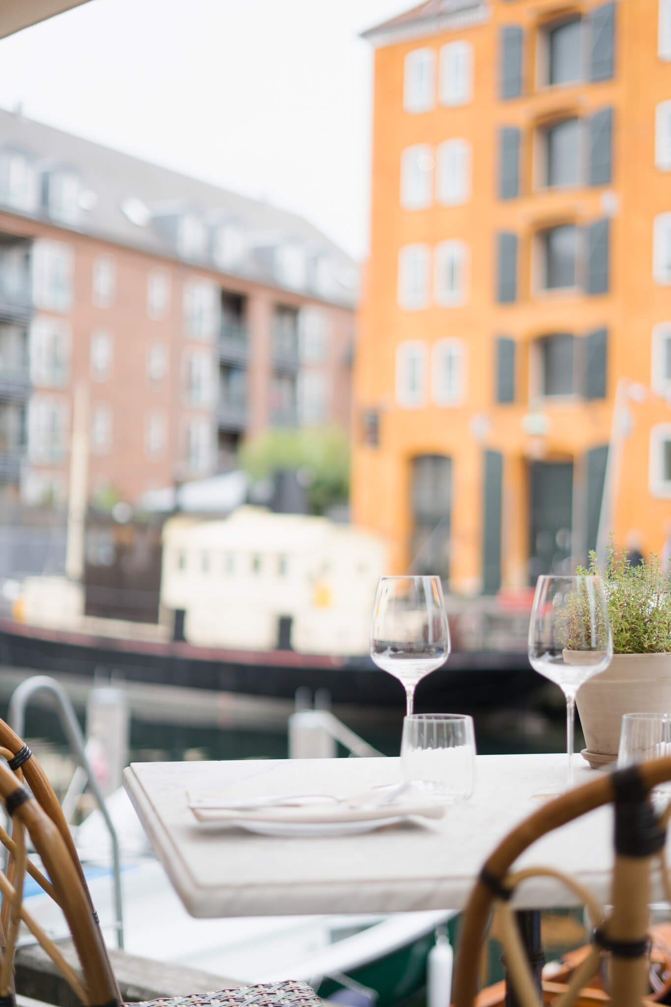 udendørsservering ved vandet på restaurant kanalen på christianshavn i københavn